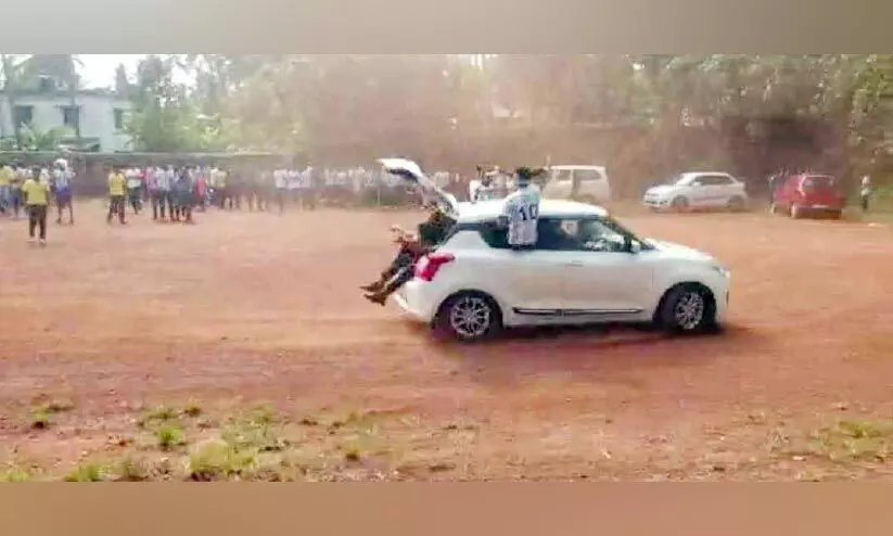 വാഹനങ്ങളിൽ ഫുട്ബാള്‍ ആരാധകരായ വിദ്യാർഥികളുടെ അഭ്യാസപ്രകടനം