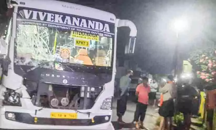 ശബരിമല തീർഥാടകർ സഞ്ചരിച്ച ബസ് ലോറിയുമായി കൂട്ടിയിടിച്ച് മൂന്നുപേർക്ക് പരിക്ക്