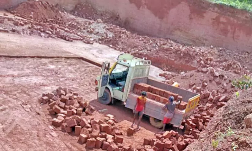 കണ്ടില്ലെന്നു നടിച്ച് അധികൃതർ; അനധികൃത ചെങ്കല്ല് ഖനനം വ്യാപകം