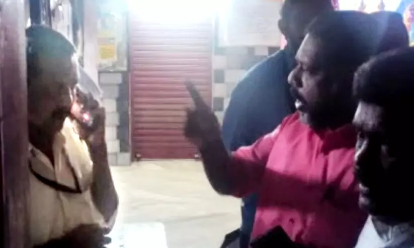 മര്യാദക്ക് ജോലി ചെയ്തോണം.. മര്യാദക്ക് -അയ്യപ്പഭക്തർക്ക് ബസ് അനുവദിക്കാത്തതിനെതിരെ സ്റ്റേഷൻ മാസ്റ്ററോട് പൊട്ടിത്തെറിച്ച് ഡെപ്യൂട്ടി സ്പീക്കർ