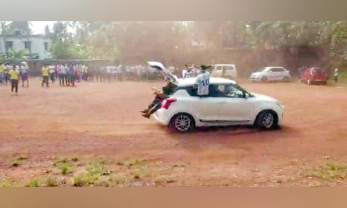 വാഹനങ്ങളിൽ ഫുട്ബാള്‍ ആരാധകരായ വിദ്യാർഥികളുടെ അഭ്യാസപ്രകടനം