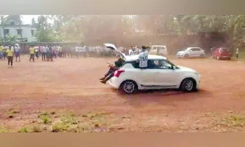 വാഹനങ്ങളിൽ ഫുട്ബാള്‍ ആരാധകരായ വിദ്യാർഥികളുടെ അഭ്യാസപ്രകടനം