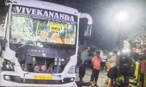 ശബരിമല തീർഥാടകർ സഞ്ചരിച്ച ബസ് ലോറിയുമായി കൂട്ടിയിടിച്ച് മൂന്നുപേർക്ക് പരിക്ക് ശബരിമല തീർഥാടകർ സഞ്ചരിച്ച ബസ് ലോറിയുമായി കൂട്ടിയിടിച്ച് മൂന്നുപേർക്ക് പരിക്ക്