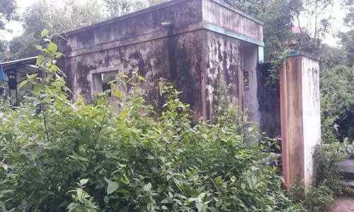 റെയിൽവേ സ്റ്റേഷനിലെ ശുചിമുറി കാടുകയറിയ നിലയിൽ