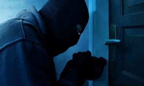 ലിഫ്റ്റ് ചോദിച്ച് കുടുങ്ങി; വീട്ടില്‍നിന്ന് നാല് പവൻ മോഷ്ടിച്ചയാൾ രക്ഷപ്പെടാൻ കയറിയത് വീട്ടുടമയുടെ ബൈക്കിൽ