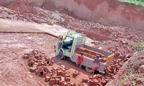 കണ്ടില്ലെന്നു നടിച്ച് അധികൃതർ; അനധികൃത ചെങ്കല്ല് ഖനനം വ്യാപകം