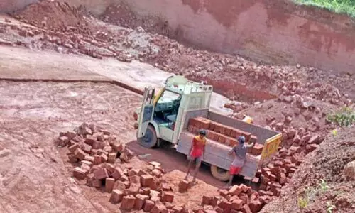 കണ്ടില്ലെന്നു നടിച്ച് അധികൃതർ; അനധികൃത ചെങ്കല്ല് ഖനനം വ്യാപകം
