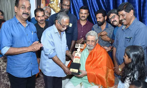 അഭിനയ ചക്രവർത്തി മധുവിന് ദേവരാജൻ മാസ്റ്റർ പുരസ്കാരം നൽകി