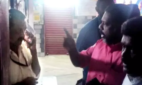 മര്യാദക്ക് ജോലി ചെയ്തോണം.. മര്യാദക്ക് -അയ്യപ്പഭക്തർക്ക് ബസ് അനുവദിക്കാത്തതിനെതിരെ സ്റ്റേഷൻ മാസ്റ്ററോട് പൊട്ടിത്തെറിച്ച് ഡെപ്യൂട്ടി സ്പീക്കർ