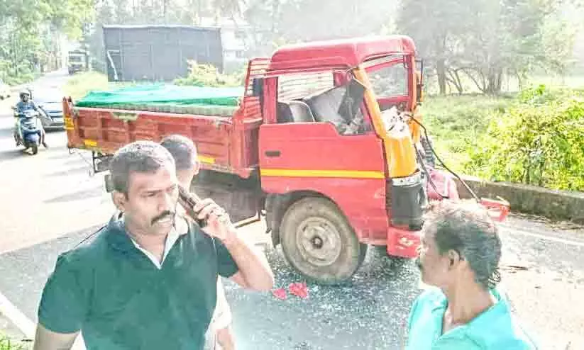 സ്കൂൾ ബസിന് പിന്നിൽ ടിപ്പർ ലോറി ഇടിച്ചുകയറി