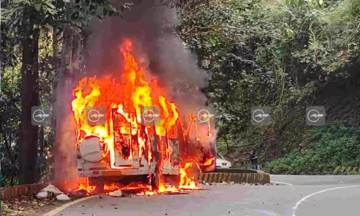 വയനാട് ചുരത്തിൽ ട്രാവലറിന് തീപിടിച്ചു; അപകടം ആറാം വളവിനും ഏഴാം വളവിനും ഇടയിൽ വയനാട് ചുരത്തിൽ ട്രാവലറിന് തീപിടിച്ചു; അപകടം ആറാം വളവിനും ഏഴാം വളവിനും ഇടയിൽ