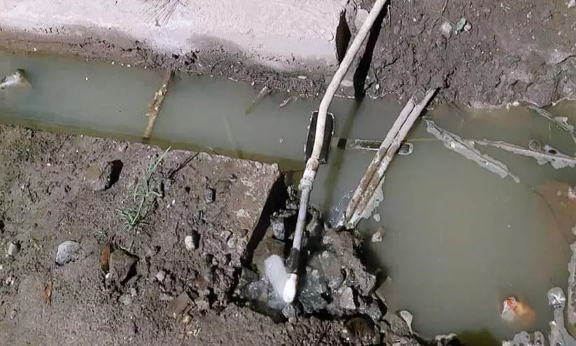 ശാർക്കര-പണ്ടകശാല റോഡ് നിർമാണം പാതിവഴിയിൽ; യാത്രക്കാർ ദുരിതത്തിൽ ശാർക്കര-പണ്ടകശാല റോഡ് നിർമാണം പാതിവഴിയിൽ; യാത്രക്കാർ ദുരിതത്തിൽ