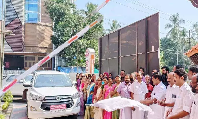 നഗരസഭ ചെയർമാൻ വാക്കുപാലിച്ചു; ഗുരുവായൂരിൽ ബഹുനില പാർക്കിങ് സമുച്ചയം തുറന്നു