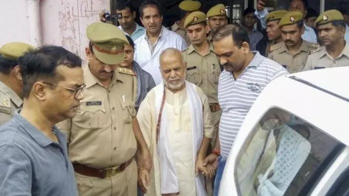 സ്വാമി ചിന്മയാനന്ദ് സരസ്വതിയെ അറസ്റ്റുചെയ്ത് ഹാജരാക്കാൻ ഉത്തരവ് സ്വാമി ചിന്മയാനന്ദ് സരസ്വതിയെ അറസ്റ്റുചെയ്ത് ഹാജരാക്കാൻ ഉത്തരവ്