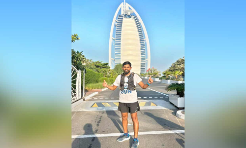 ഇ​മാ​റാ​ത്തി​ന്​ ആ​ദ​ര​വാ​യി സ​തീ​ഷി​ന്‍റെ  ഓട്ടം; ക​ണ്ടു​തീ​ർ​ത്ത​ത്​ 51 പ്ര​ധാ​ന സ്ഥ​ല​ങ്ങ​ൾ