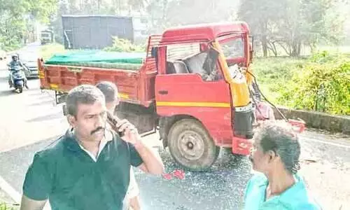 സ്കൂൾ ബസിന് പിന്നിൽ ടിപ്പർ ലോറി ഇടിച്ചുകയറി