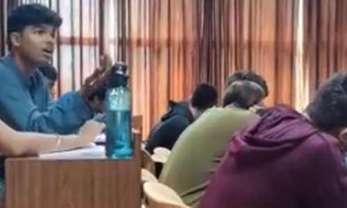 അ​ധ്യാ​പ​ക​നും പു​രോ​ഹി​ത​നും പേ​രി​ൽ കാ​ണു​ന്ന​ത്