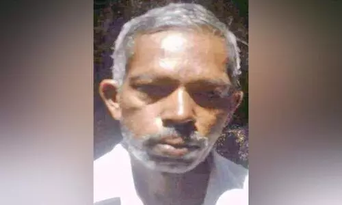 തെങ്ങിൽനിന്ന് വീണ് പരിക്കേറ്റ ഗൃഹനാഥൻ സഹായം തേടുന്നു