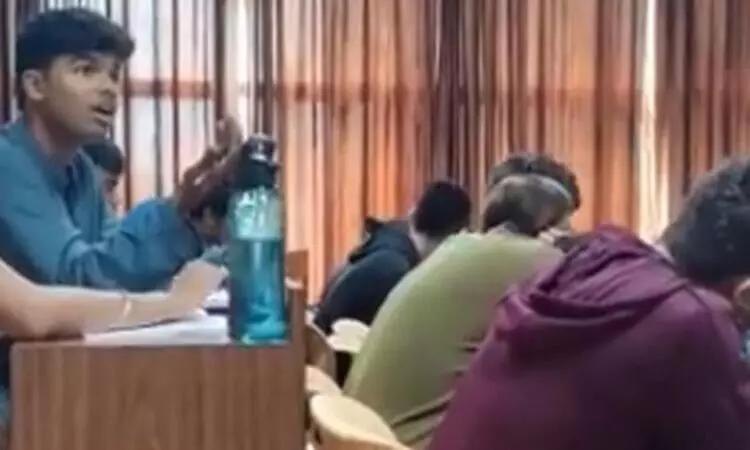 അ​ധ്യാ​പ​ക​നും പു​രോ​ഹി​ത​നും പേ​രി​ൽ കാ​ണു​ന്ന​ത്