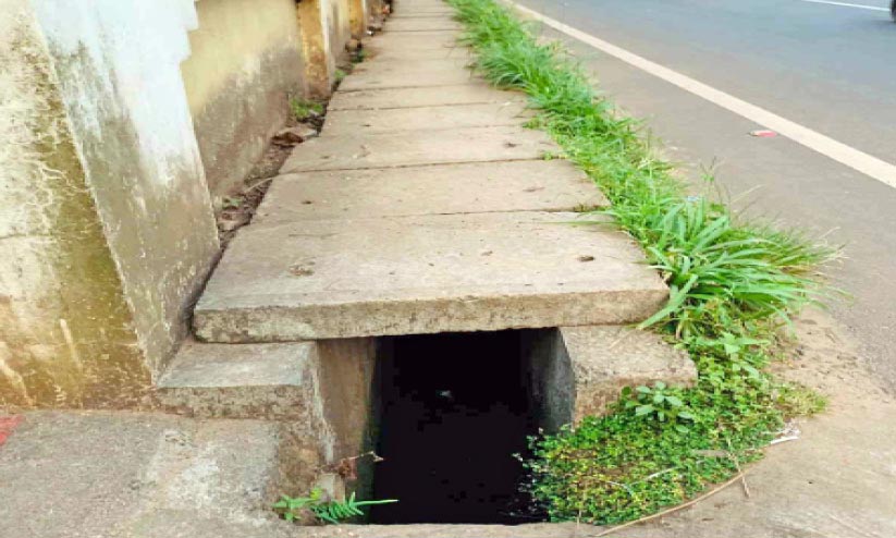 ഓവുചാലിന് മുകളിലെ നടപ്പാത; സ്ലാബ് ഇടാത്തത് അപകടക്കെണി ഓവുചാലിന് മുകളിലെ നടപ്പാത; സ്ലാബ് ഇടാത്തത് അപകടക്കെണി