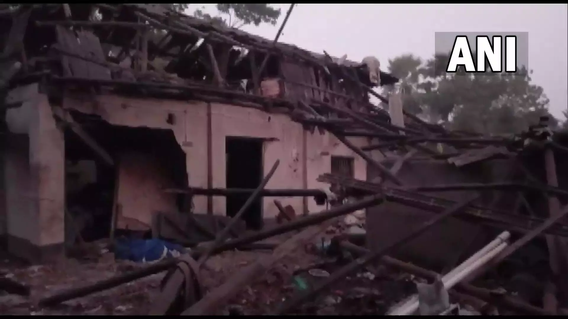 പശ്ചിമബംഗാളിൽ തൃണമൂൽ കോൺഗ്രസ് നേതാവിന്റെ വീട്ടിൽ സ്ഫോടനം; മൂന്ന് പേർ കൊല്ലപ്പെട്ടു പശ്ചിമബംഗാളിൽ തൃണമൂൽ കോൺഗ്രസ് നേതാവിന്റെ വീട്ടിൽ സ്ഫോടനം; മൂന്ന് പേർ കൊല്ലപ്പെട്ടു