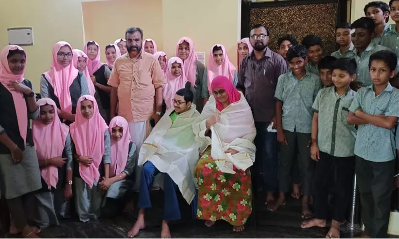 മുത്തുവിനും ഉമ്മക്കും ഇരുമ്പുചോല എ.യു.പി സ്കൂളിലെ കളിക്കൂട്ടുകാരുടെ ആദരം മുത്തുവിനും ഉമ്മക്കും ഇരുമ്പുചോല എ.യു.പി സ്കൂളിലെ കളിക്കൂട്ടുകാരുടെ ആദരം