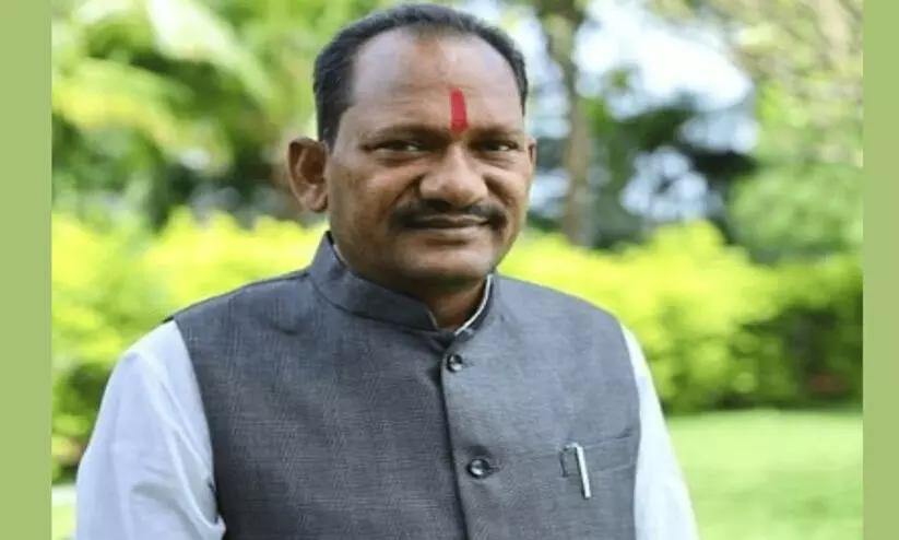 തന്റെ മുന്നിലിരുന്ന് ബീഫ് കഴിക്കാൻ സിദ്ധരാമയ്യയെ വെല്ലുവിളിച്ച് കർണാടക മന്ത്രി; ജയിലിലയക്കുമെന്ന് ഭീഷണിയും തന്റെ മുന്നിലിരുന്ന് ബീഫ് കഴിക്കാൻ സിദ്ധരാമയ്യയെ വെല്ലുവിളിച്ച് കർണാടക മന്ത്രി; ജയിലിലയക്കുമെന്ന് ഭീഷണിയും