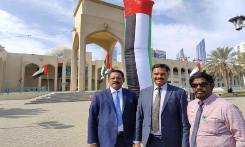 ഭീ​മ​ൻ പ​താ​ക ബ​ലൂ​ണു​മാ​യി പ്ര​വാ​സി​ക​ൾ