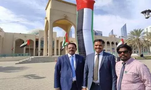 ഭീ​മ​ൻ പ​താ​ക ബ​ലൂ​ണു​മാ​യി പ്ര​വാ​സി​ക​ൾ