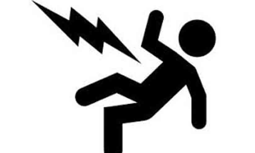 പ്രാവിനെ പിടിക്കുന്നതിനിടെ രണ്ട് കുട്ടികൾക്ക്  ഷോക്കേറ്റു; നില ഗുരുതരം