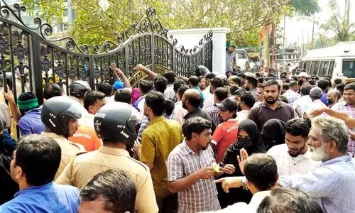 മലിനജല സംസ്കരണ പ്ലാന്റുകൾ; നാട്ടുകാർ കോർപറേഷൻ ഓഫിസ് വളഞ്ഞു