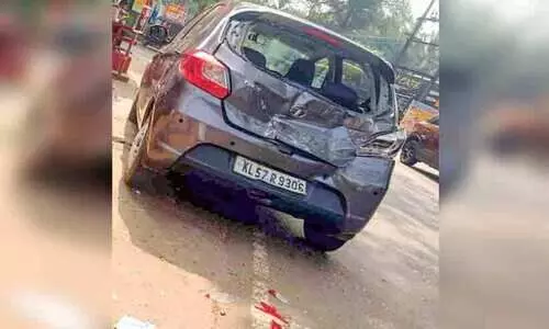 കണ്ടെയ്‌നർ ലോറി കാറിലിടിച്ചു മൂന്ന് പേർക്ക് പരിക്ക്