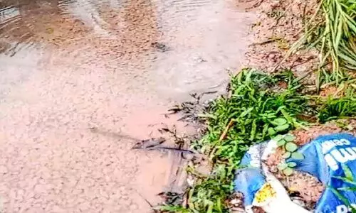 ജലവിതരണ പൈപ്പ് പൊട്ടി; രണ്ടുദിവസം മുമ്പ് ടാർ ചെയ്ത പൂവറ്റൂർ–പുത്തൂർ റോഡ് തകർന്നു ജലവിതരണ പൈപ്പ് പൊട്ടി; രണ്ടുദിവസം മുമ്പ് ടാർ ചെയ്ത പൂവറ്റൂർ–പുത്തൂർ റോഡ് തകർന്നു