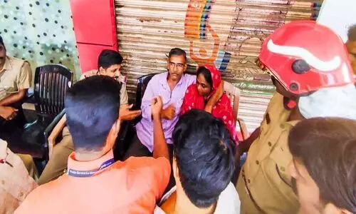 ഈട് നൽകിയ ആധാരം തിരികെ നൽകിയില്ല; ബാങ്കിന് മുന്നിൽ ദമ്പതികളുടെ ആത്മഹത്യ ശ്രമം
