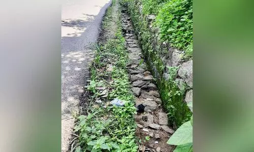 പൊലീസ് സ്റ്റേഷന് സമീപത്തെ മൂടിയില്ലാത്ത ഓട അപകടക്കെണി