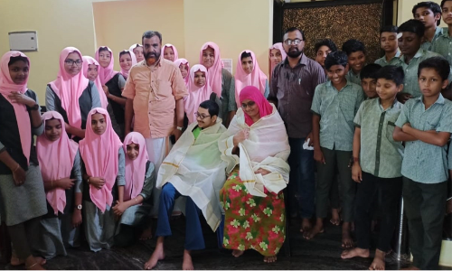 മുത്തുവിനും ഉമ്മക്കും ഇരുമ്പുചോല എ.യു.പി സ്കൂളിലെ കളിക്കൂട്ടുകാരുടെ ആദരം