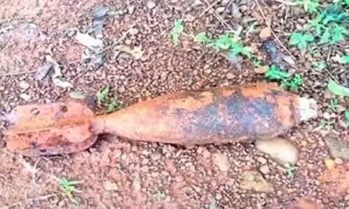 ബോംബർ വിമാനങ്ങളിൽ ഉപയോഗിക്കുന്ന ബോംബ് കുഴിച്ചിട്ട നിലയിൽ