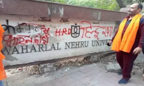 കമ്യൂണിസ്റ്റുകൾ ഇന്ത്യ വിടുക; ജെ.എൻ.യു കാമ്പസ് മതിലുകൾ വികൃതമാക്കി ഹിന്ദു രക്ഷാ ദൾ