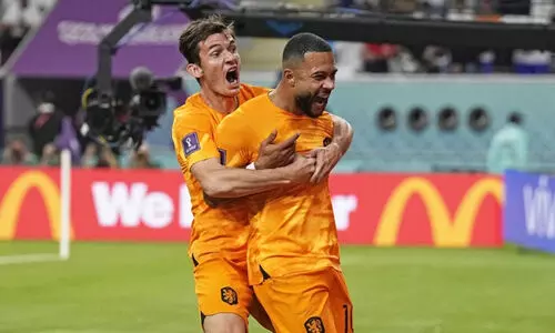 കളം പിടിച്ച് ഓറഞ്ച് പട; യു.എസ്.എക്കെതിരെ രണ്ടു ഗോളിനു മുന്നിൽ