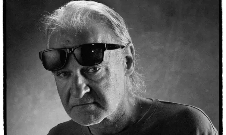 സി​നി​മാ മാ​തൃ​ക​ക​ളെ സാ​ഹ​സി​ക​മാ​യി അ​തി​ലം​ഘി​ച്ചൊ​രാ​ൾ