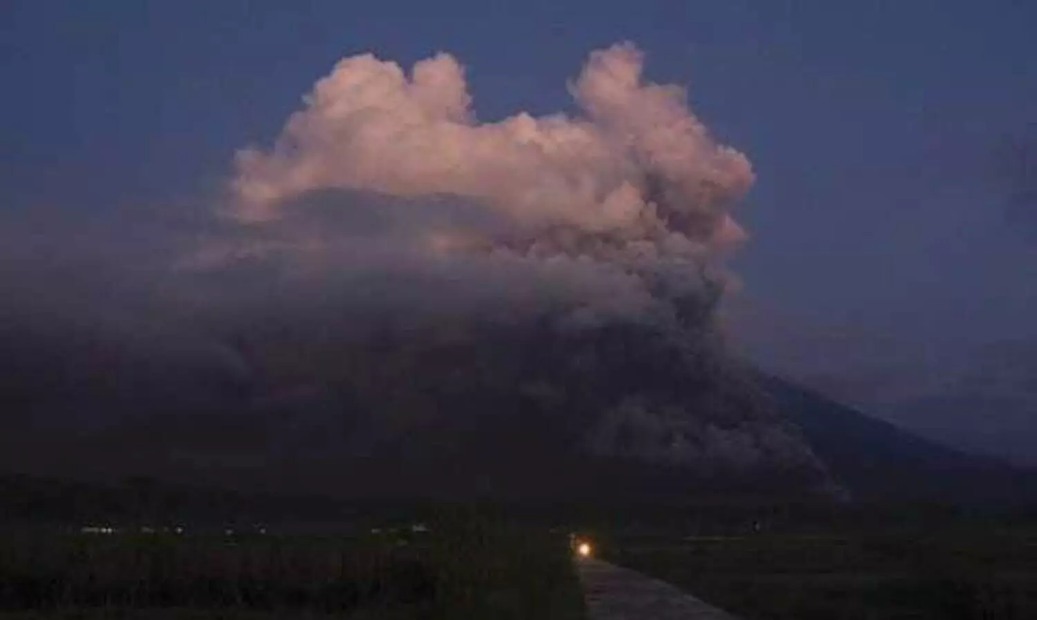 ഇ​ന്തോ​നേ​ഷ്യ​യി​ൽ അ​ഗ്നി​പ​ർ​വ​ത സ്ഫോ​ട​നം; 2000 പേ​രെ ഒ​ഴി​പ്പി​ച്ചു