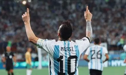 1000 മാറ്റുള്ള ഗോളും പ്രകടനവും; സോക്കറൂസിനെ വീഴ്ത്തിയ മെസ്സി മാജിക് 1000 മാറ്റുള്ള ഗോളും പ്രകടനവും; സോക്കറൂസിനെ വീഴ്ത്തിയ മെസ്സി മാജിക്