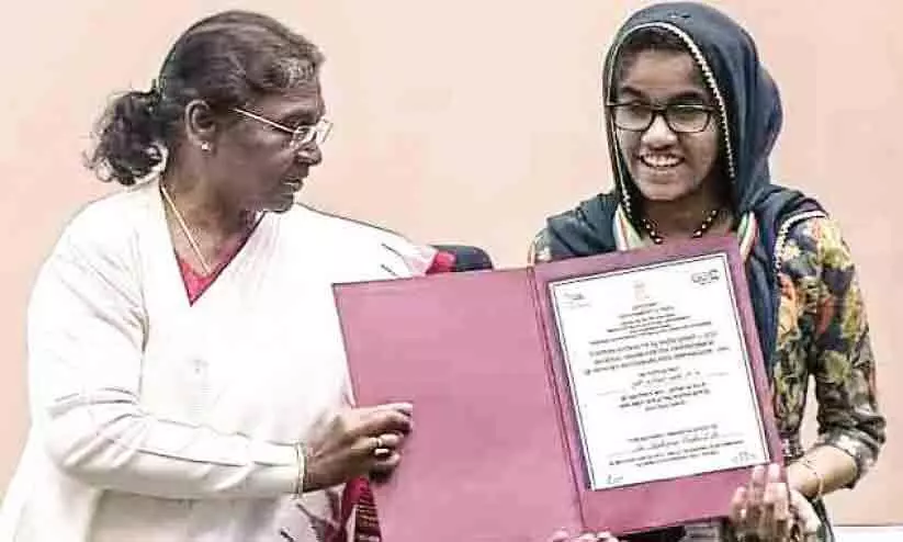 കേരളത്തിന്‍റെ അഭിമാനമായി ഫാത്തിമ അന്‍ഷി; രാഷ്ട്രപതിയിൽനിന്ന് പുരസ്കാരം ഏറ്റുവാങ്ങി