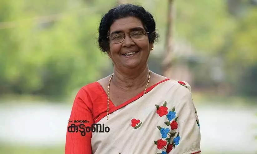 കൊച്ചിനെ സ്റ്റേജിനടിയില് തൊട്ടിൽകെട്ടി മുകളില് നിന്ന് അഭിനയിക്കേണ്ടിവന്നിട്ടുണ്ട്. കല്യാണം കഴിഞ്ഞ് കുറെ കഷ്ടപ്പാടുകളുമുണ്ടായി. ആത്മഹത്യശ്രമം വരെ നടത്തിയിട്ടുണ്ട് കൊച്ചിനെ സ്റ്റേജിനടിയില് തൊട്ടിൽകെട്ടി മുകളില് നിന്ന് അഭിനയിക്കേണ്ടിവന്നിട്ടുണ്ട്. കല്യാണം കഴിഞ്ഞ് കുറെ കഷ്ടപ്പാടുകളുമുണ്ടായി. ആത്മഹത്യശ്രമം വരെ നടത്തിയിട്ടുണ്ട്