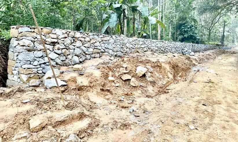തോട്ടത്താങ്കണ്ടിക്കടവ് പാലം അപ്രോച് നിർമാണത്തിൽ അപാകത; ഭിത്തി പൊളിച്ചുമാറ്റാൻ നിർദേശം തോട്ടത്താങ്കണ്ടിക്കടവ് പാലം അപ്രോച് നിർമാണത്തിൽ അപാകത; ഭിത്തി പൊളിച്ചുമാറ്റാൻ നിർദേശം