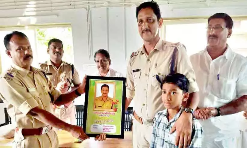 ഫുട്ബാൾ കളിക്കാൻ കൂട്ടിയില്ല; പരാതിയുമായി വന്ന കുട്ടിക്ക് ബാൾ വാങ്ങി നൽകി എസ്.ഐ ഫുട്ബാൾ കളിക്കാൻ കൂട്ടിയില്ല; പരാതിയുമായി വന്ന കുട്ടിക്ക് ബാൾ വാങ്ങി നൽകി എസ്.ഐ