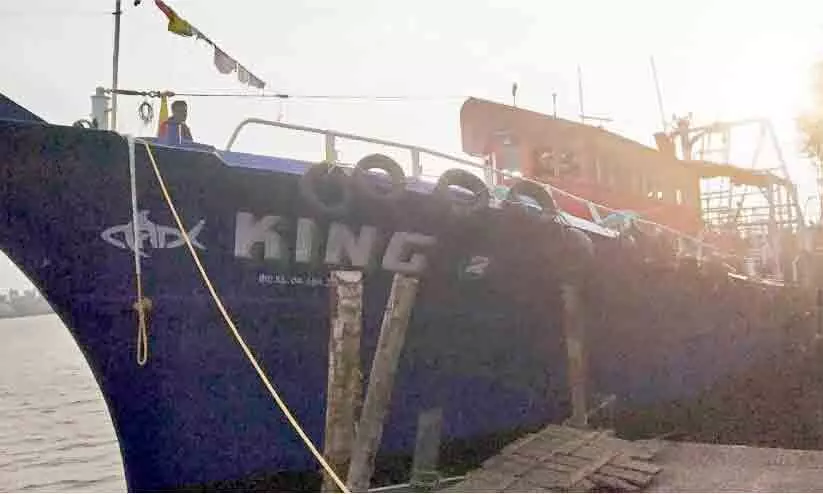 ചെറു മത്സ്യബന്ധനം: ബോട്ട് പിടിയിൽ ചെറു മത്സ്യബന്ധനം: ബോട്ട് പിടിയിൽ