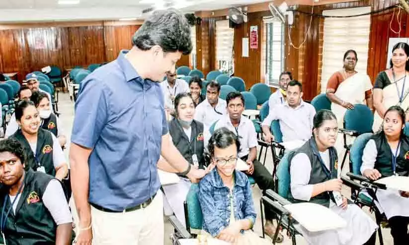 അവർ കാത്തിരുന്നു; കലക്ടർക്ക്​ പൂക്കൾ നൽകാൻ