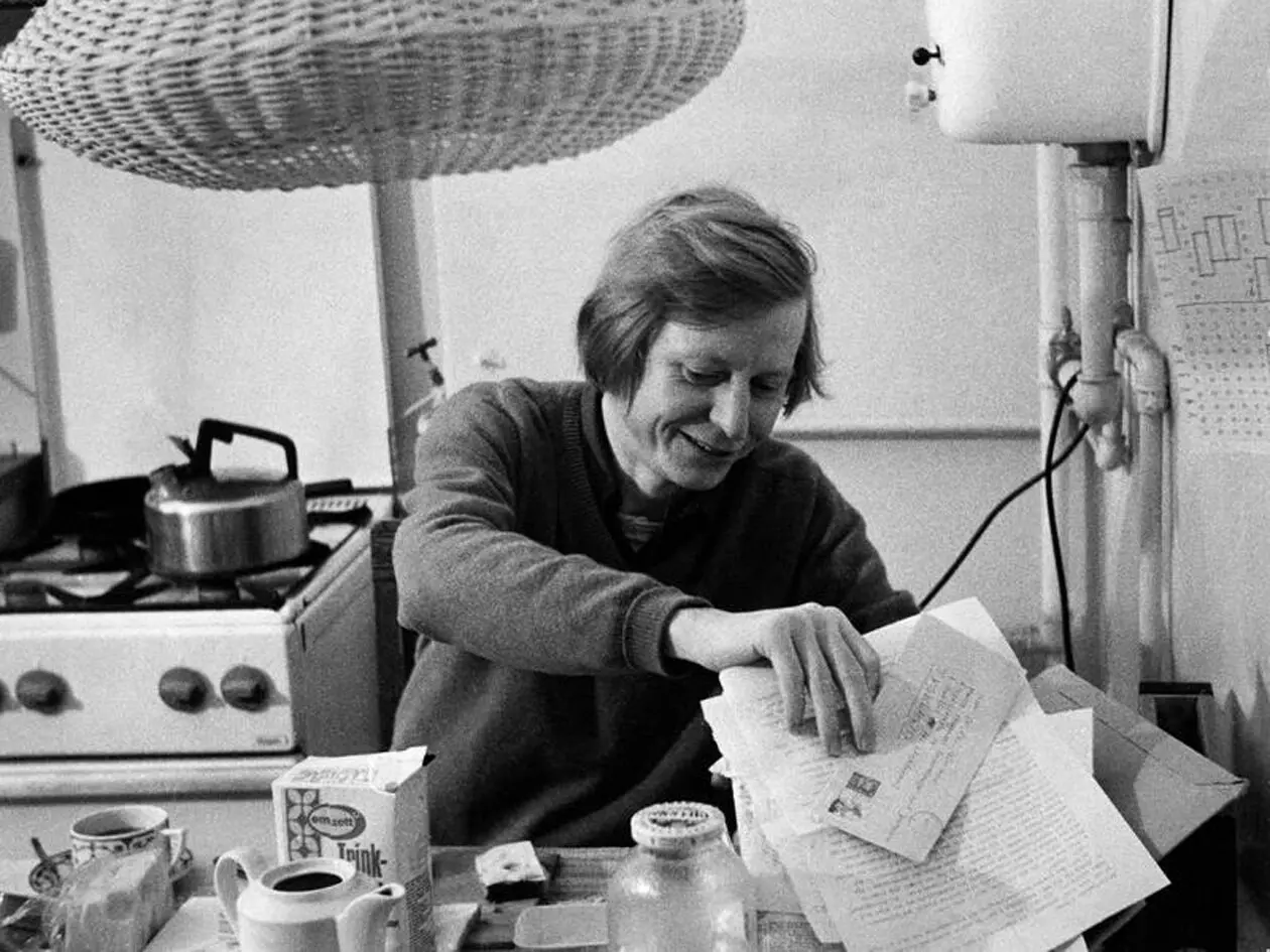         ഹ​ൻ​സ്​ മാ​സ്​ എ​ൻ​സെ​ൻ​സ്​​ബെ​ർ​ഗ​ർ