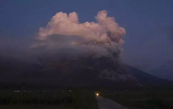 ഇന്തോനേഷ്യയിൽ അഗ്നിപർവത സ്ഫോടനം; 2000 പേരെ ഒഴിപ്പിച്ചു ഇന്തോനേഷ്യയിൽ അഗ്നിപർവത സ്ഫോടനം; 2000 പേരെ ഒഴിപ്പിച്ചു